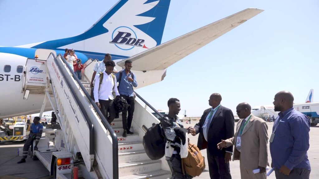 بالصور .. عودة 49 لاجئًا سودانيًا من أوغندا إلى بورتسودان ضمن برنامج العودة الطوعية 6 656941101 978338667881172 7377014461670735874 n بالصور .. عودة 49 لاجئًا سودانيًا من أوغندا إلى بورتسودان ضمن برنامج العودة الطوعية