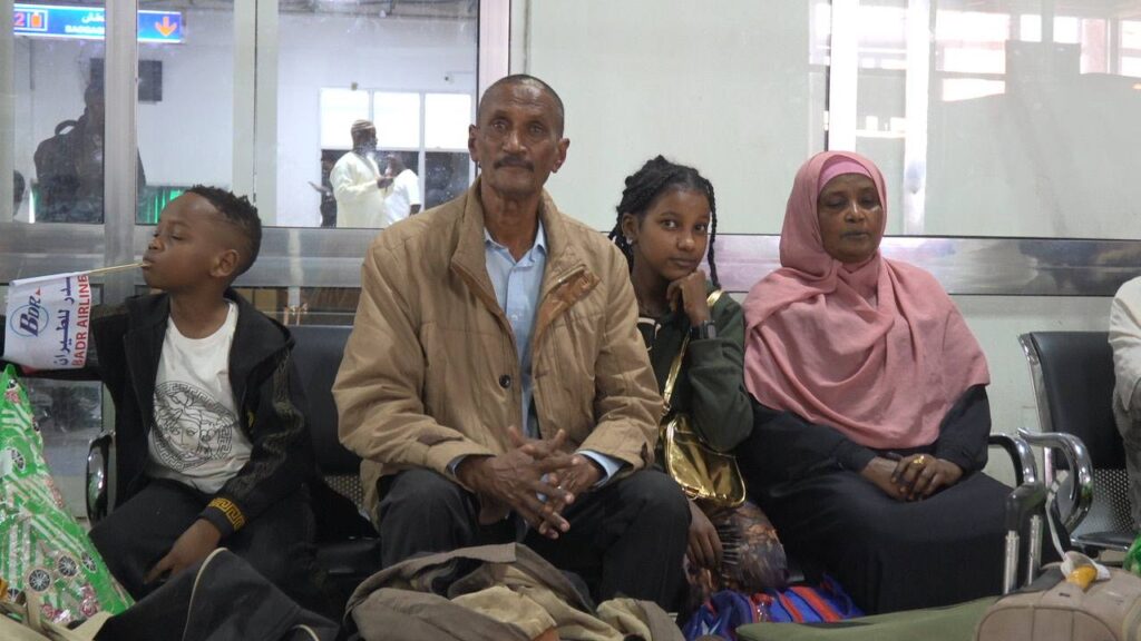 657330251 972690805112625 309684785064637478 n عودة 100 سوداني من أوغندا إلى بورتسودان ضمن برنامج العودة الطوعية " صور "