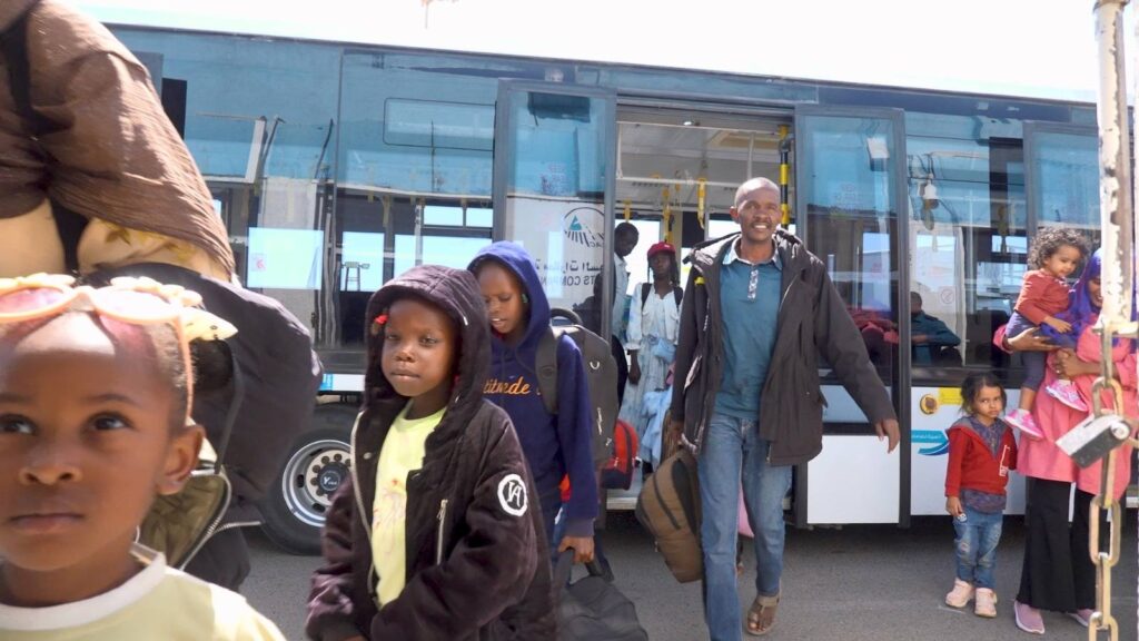 657351588 978338927881146 4920205802785484019 n بالصور .. عودة 49 لاجئًا سودانيًا من أوغندا إلى بورتسودان ضمن برنامج العودة الطوعية