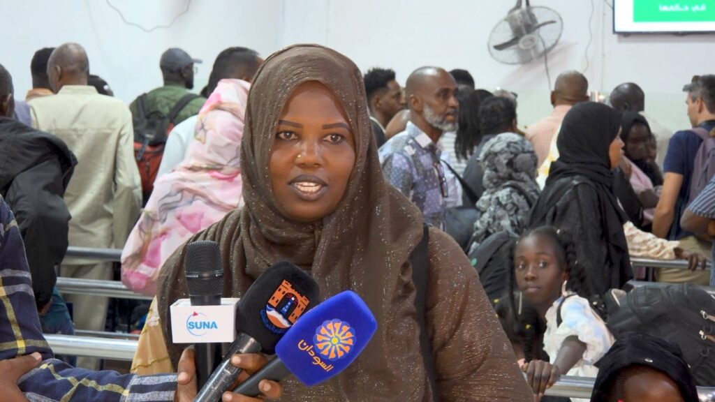 بالصور .. عودة 49 لاجئًا سودانيًا من أوغندا إلى بورتسودان ضمن برنامج العودة الطوعية 7 658355160 978338981214474 6428042561068673886 n بالصور .. عودة 49 لاجئًا سودانيًا من أوغندا إلى بورتسودان ضمن برنامج العودة الطوعية