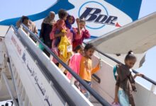 659906780 978338764547829 7857679774181543676 n بالصور .. عودة 49 لاجئًا سودانيًا من أوغندا إلى بورتسودان ضمن برنامج العودة الطوعية