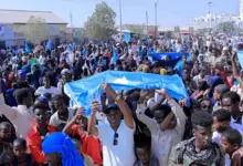 b5faac3a1690831d6543e06665d4775ed6c6e23404fc58fd687706c7fc9ec810 MAIN موجات الأزمة تضرب مقديشو: كيف يشل صراع مضيق هرمز شريان الحياة في الصومال ؟