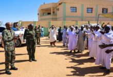 670293081 989907626724276 2098116092082705358 n رئيس مجلس السيادة يقدم واجب العزاء في وفاة الخليفة الطيب الجد بأم ضواً بان .. " صور "