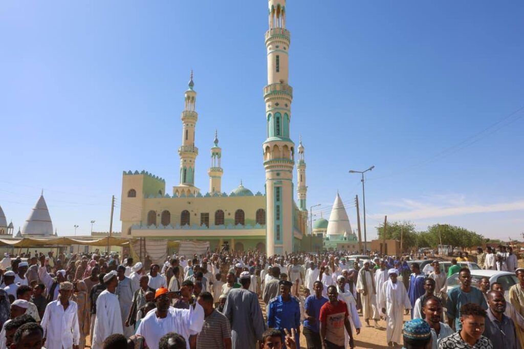 رئيس مجلس السيادة يقدم واجب العزاء في وفاة الخليفة الطيب الجد بأم ضواً بان .. " صور " 4 670486716 989908110057561 8842511189709023073 n رئيس مجلس السيادة يقدم واجب العزاء في وفاة الخليفة الطيب الجد بأم ضواً بان .. " صور "