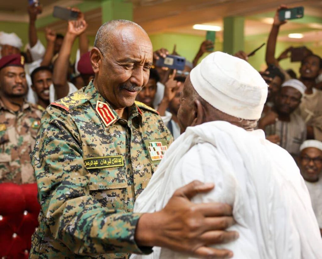 672350933 989907740057598 4650173971597627099 n رئيس مجلس السيادة يقدم واجب العزاء في وفاة الخليفة الطيب الجد بأم ضواً بان .. " صور "