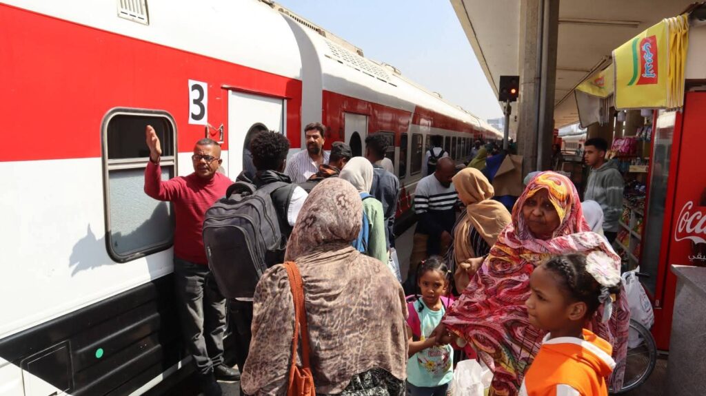 FB IMG 1775914378836 بالصور .. قطار عودة المواطنين السودانيين الطوعية ينطلق من محطة رمسيس في طريقه إلى أسوان
