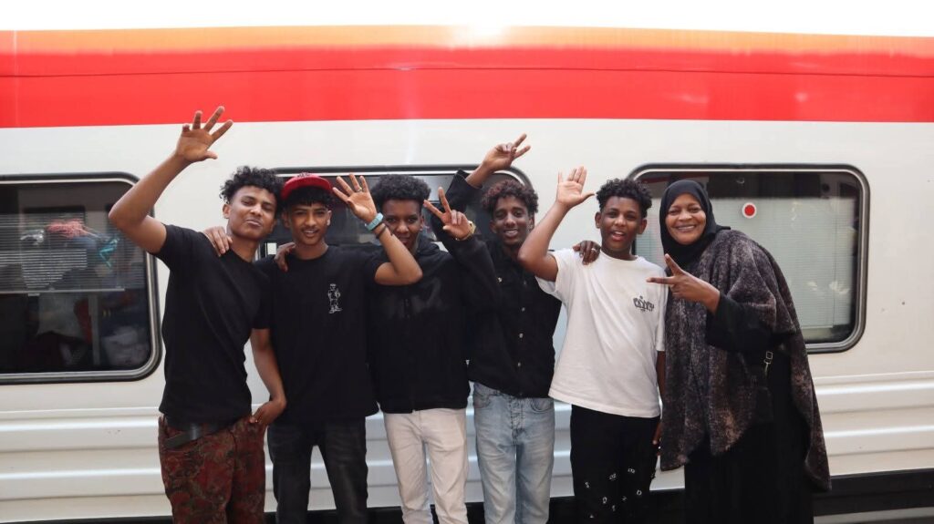 بالصور .. قطار عودة المواطنين السودانيين الطوعية ينطلق من محطة رمسيس في طريقه إلى أسوان 9 FB IMG 1775914381726 بالصور .. قطار عودة المواطنين السودانيين الطوعية ينطلق من محطة رمسيس في طريقه إلى أسوان