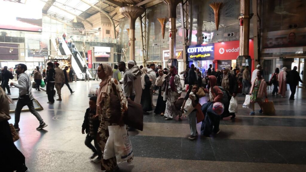 FB IMG 1775914386525 بالصور .. قطار عودة المواطنين السودانيين الطوعية ينطلق من محطة رمسيس في طريقه إلى أسوان