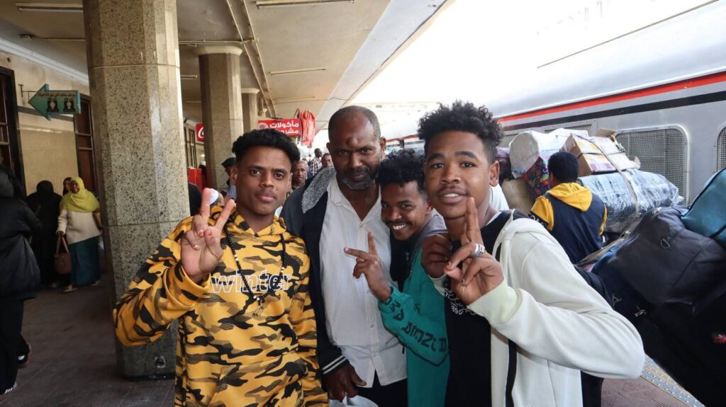 FB IMG 1775914389321 بالصور .. قطار عودة المواطنين السودانيين الطوعية ينطلق من محطة رمسيس في طريقه إلى أسوان