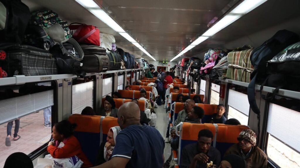 FB IMG 1775914391724 بالصور .. قطار عودة المواطنين السودانيين الطوعية ينطلق من محطة رمسيس في طريقه إلى أسوان