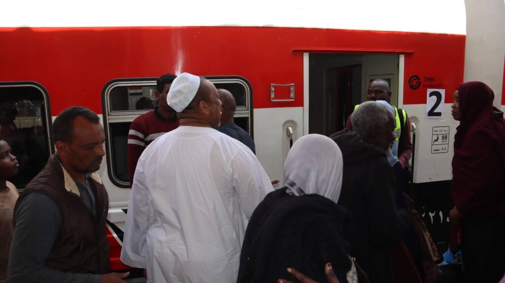 FB IMG 1775914396829 بالصور .. قطار عودة المواطنين السودانيين الطوعية ينطلق من محطة رمسيس في طريقه إلى أسوان
