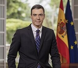 Foto oficial del presidente del Gobierno Pedro Sanchez 2023 انقسام عابر للأطلسي يهدد تماسك حلف الناتو : واشنطن تلوّح بتعليق عضوية إسبانيا بسبب حرب إيران