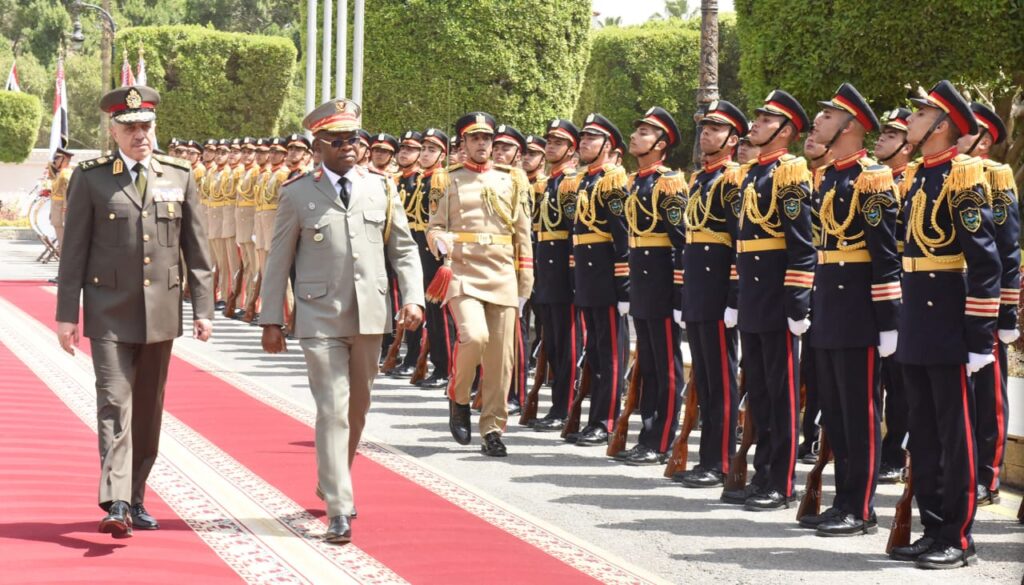 IMG 20260406 WA0002 الفريق أحمد خليفة رئيس أركان حرب القوات المسلحة يلتقى رئيس هيئة الأركان العامة للقوات المسلحة بالكونغو الديمقراطية