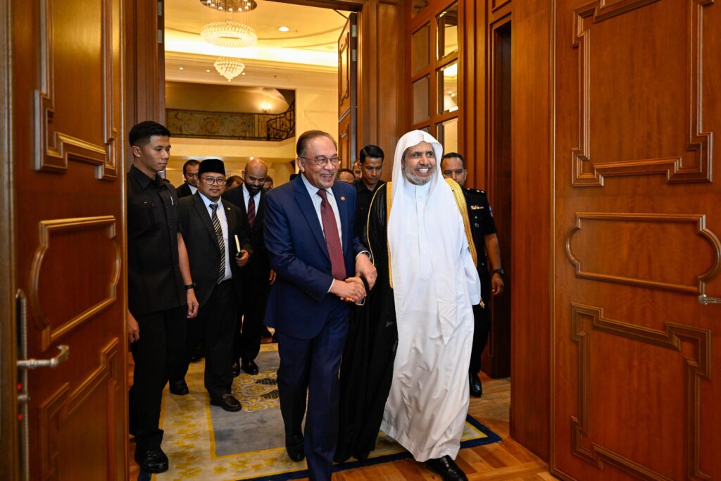 IMG 20260421 WA0029 رئيس وزراء ماليزيا يستقبل الأمين العام لرابطة العالم الإسلامي