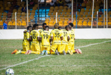 لاعبو بيريكوم تشيلسي في تجمع مأساة جديدة تضرب كرة القدم الإفريقية ..مقتل لاعب غاني في هجوم مسلح على حافلة فريقه