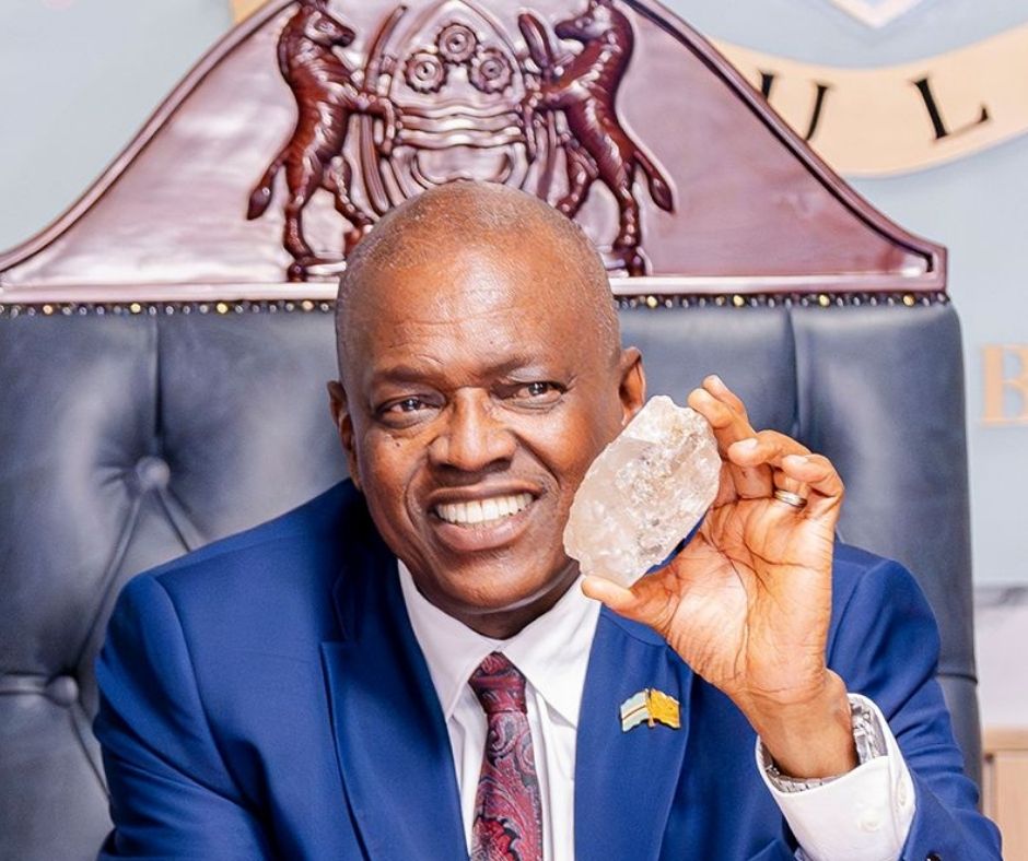 نسخة من البوم 2026 04 30T143602.413 قلب الألماس العالمي: كيف تهيمن أفريقيا على إنتاج الأحجار الكريمة وتقود اقتصاد الرفاهية عالميًا