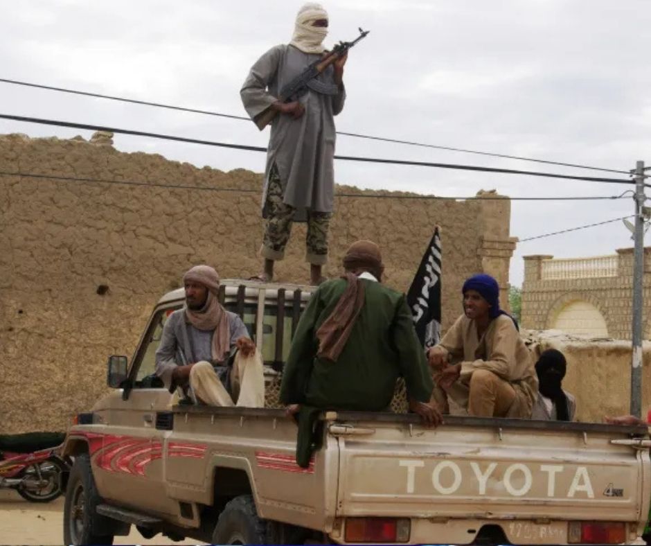 نسخة من البوم 20260426 160802 ٠٠٠٠ مالي على صفيح ساخن: هجمات منسقة تضرب باماكو وكيدال وأنباء عن مقتل وزير الدفاع