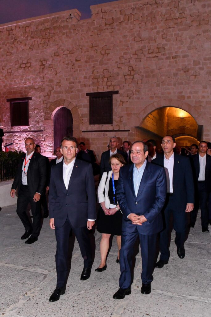692773509 1530494218439301 4175041152132843202 n 1 الرئيس السيسي يصطحب ماكرون في جولة بكورنيش الإسكندرية وصولا إلي قلعة قايتباي