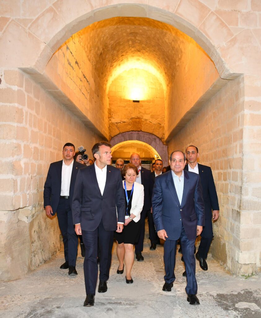 694749465 1530494168439306 4198242953949593527 n الرئيس السيسي يصطحب ماكرون في جولة بكورنيش الإسكندرية وصولا إلي قلعة قايتباي