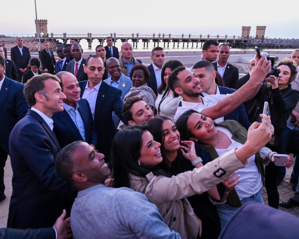 695596227 1530494151772641 4627334056260524878 n الرئيس السيسي يصطحب ماكرون في جولة بكورنيش الإسكندرية وصولا إلي قلعة قايتباي