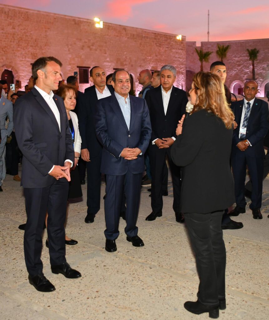 696448994 1530494115105978 9144458622806093096 n الرئيس السيسي يصطحب ماكرون في جولة بكورنيش الإسكندرية وصولا إلي قلعة قايتباي