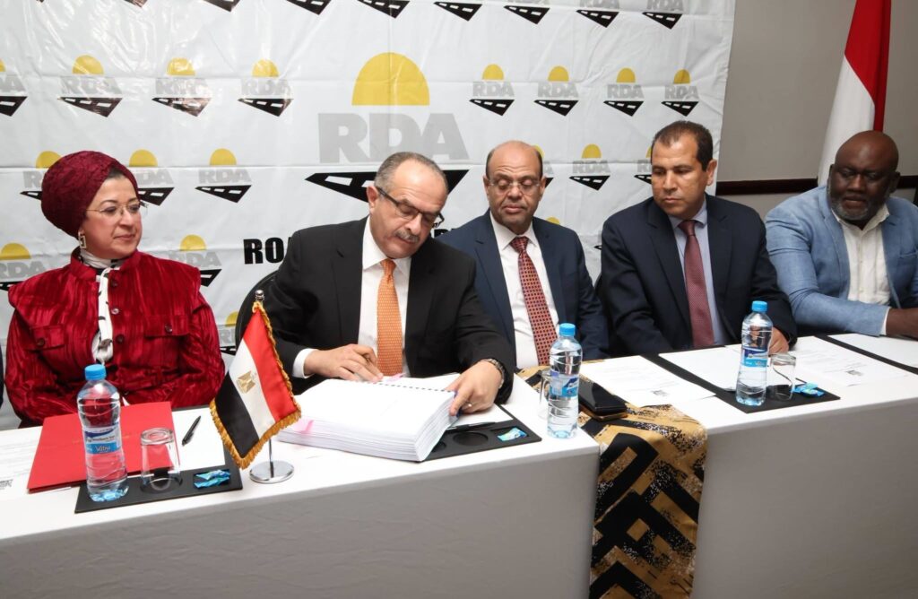 729437922 1649710806111301 4816081273767777377 n 1 بالصور .. المقاولون العرب توقع عقد إعادة تأهيل وتطوير طريق بزامبيا