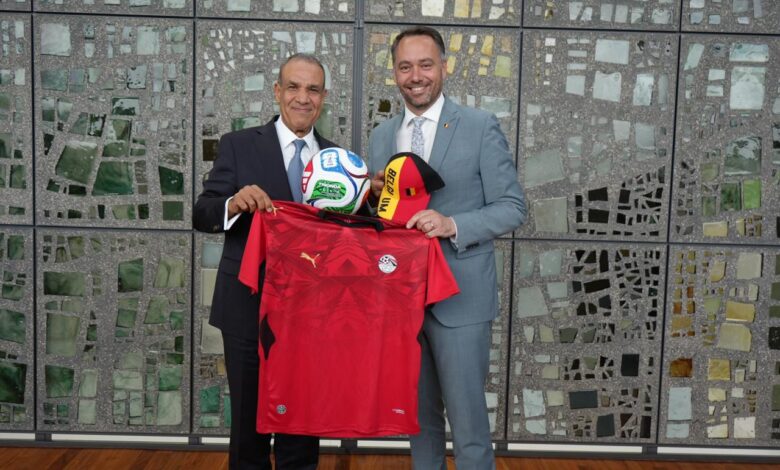 IMG 20260615 WA0034 قبل انطلاق مباراة منتخب مصر وبلجيكا .. وزير الخارجية المصري يهدي نظيره البلجيكي قميص الفراعنة