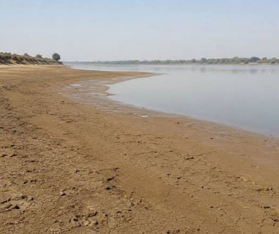 The receding waters of the Blue Nile in Sudan جدل انحسار مياه النيل الأزرق يتصاعد في السودان.. أحمد المفتي يرد على مبارك الفاضل ويتهم مفاوضي سد النهضة