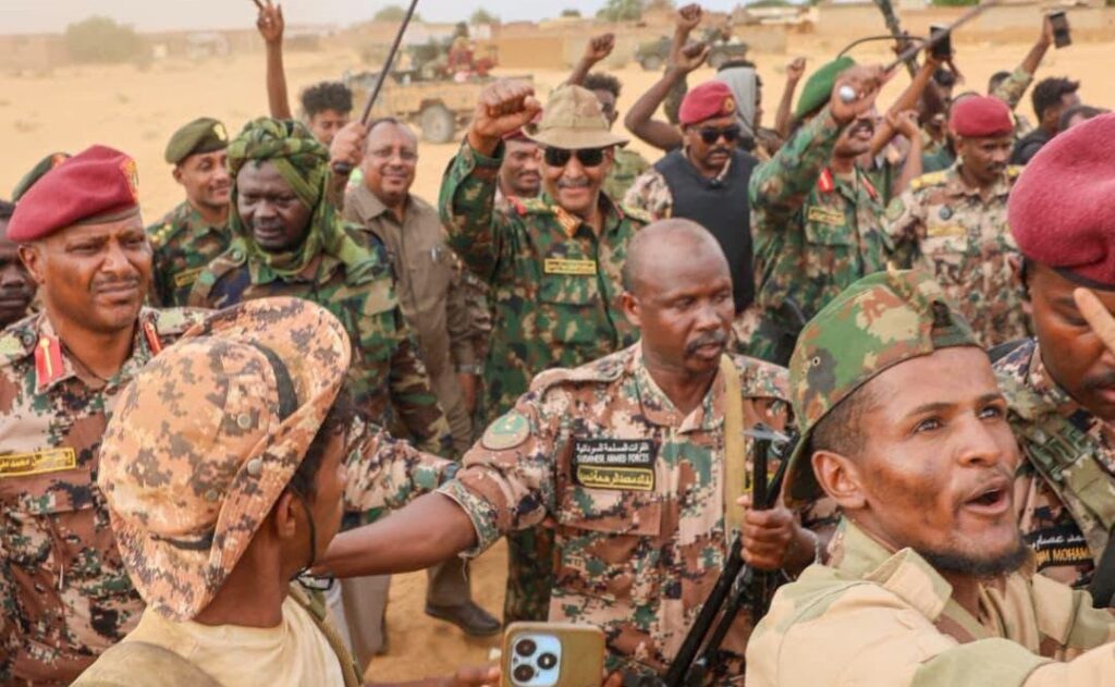 البرهان ومناوي وكيكل يتفقد القوات المسلحة السودانية في شمال كردفان البرهان علي خط الجبهة.. رئيس مجلس السيادة يتفقد أم سيالة وجبرة الشيخ بشمال كردفان