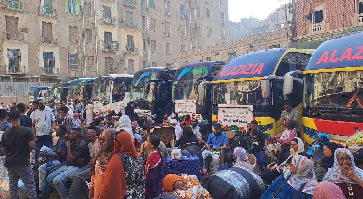 انطلاق الفوج الأول للعودة الطوعية لقوات الجمارك السودانية " الجمارك السودانية " تدشن أول أفواج العودة الطوعية من القاهرة إلى السودان.. 686 عائداً يغادرون على متن 14 حافلة 