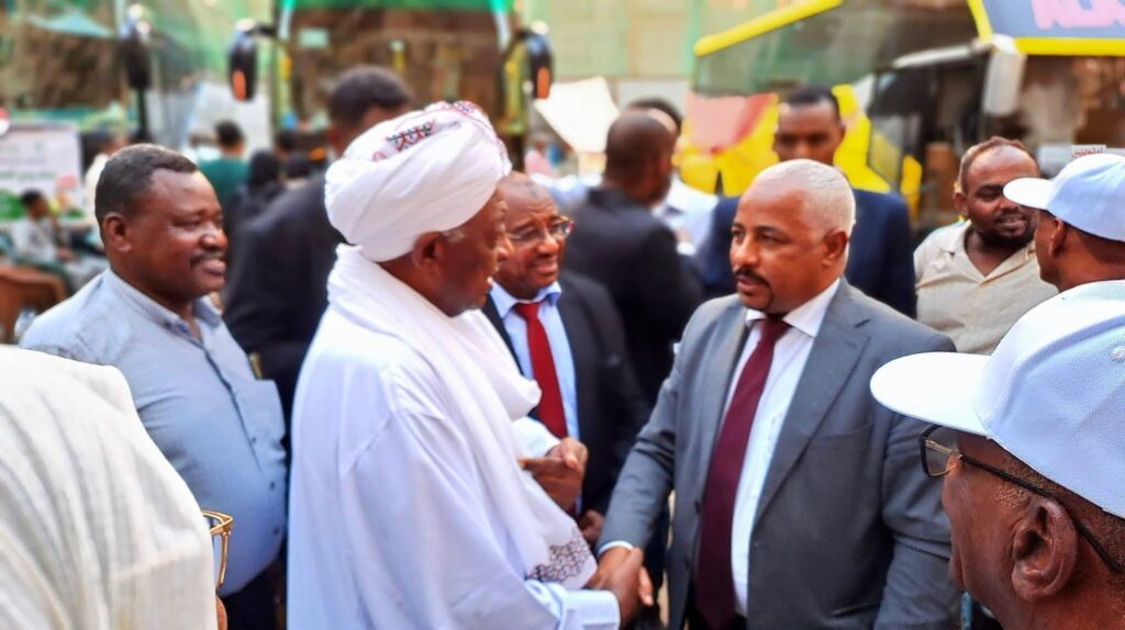 " الجمارك السودانية " تدشن أول أفواج العودة الطوعية من القاهرة إلى السودان.. 686 عائداً يغادرون على متن 14 حافلة 2 جانب من فعاليات انطلاق الفوج الأول للعودة الطوعية لقوات الجمارك السودانية " الجمارك السودانية " تدشن أول أفواج العودة الطوعية من القاهرة إلى السودان.. 686 عائداً يغادرون على متن 14 حافلة