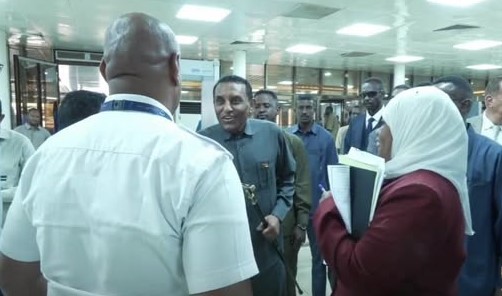 رئيس الوزراء السوداني يتفقد مطار الخرطوم الدولي زيارة مرتقبة لوزير النقل المصري للسودان .. اتفاقيات لتنفيذ العاصمة الإدارية ومشروع المليون مسكن والطرق البرية