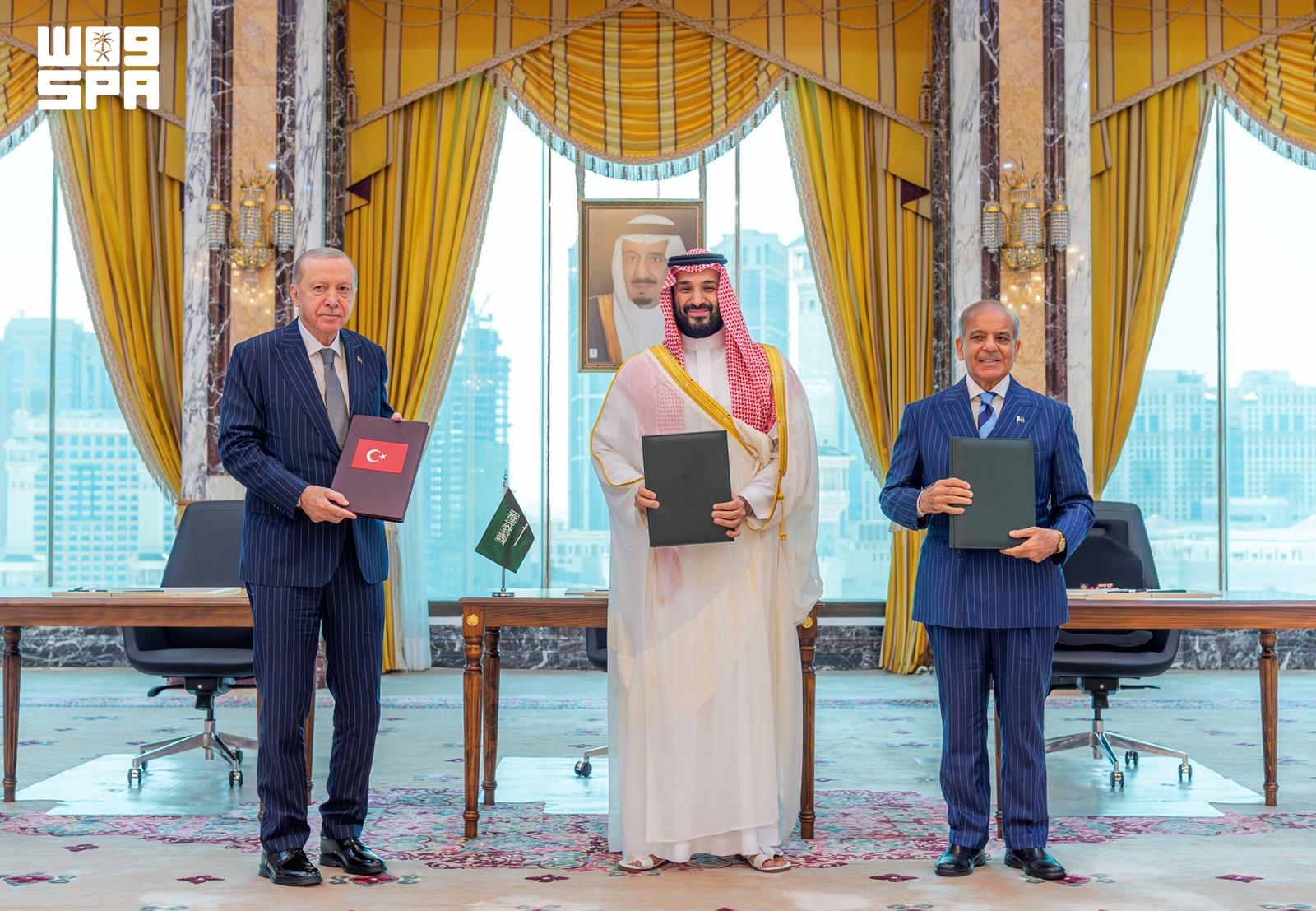 التوقيع علي اتفاقية الدفاع المشترك بين السعودية وتركيا وباكستان السعودية وتركيا وباكستان توقع «اتفاقية مكة للدفاع المشترك».. هجوم على دولة يُعد اعتداءً على الجميع
