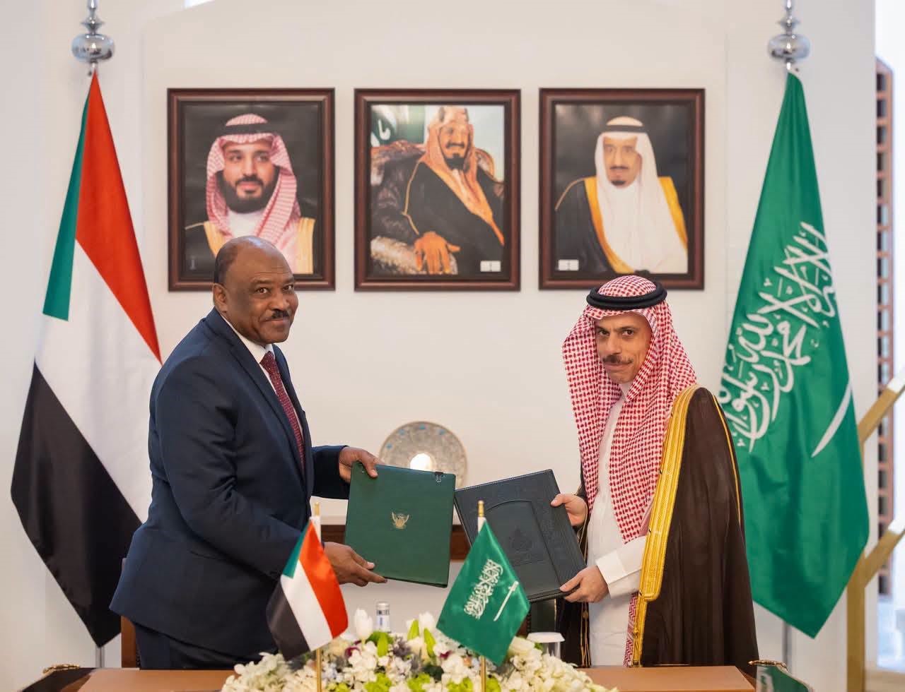 السعودية والسودان يوقعان علي اتفاقية تأسيس المجلس الأعلى للتعاون والتنسيق الاستراتيجي 1 وزيرا خارجية السعودية والسودان يوقعان علي اتفاقية انشاء المجلس الاستراتيجي الأعلي السعودية والسودان يوقعان علي اتفاقية تأسيس المجلس الأعلى للتعاون والتنسيق الاستراتيجي