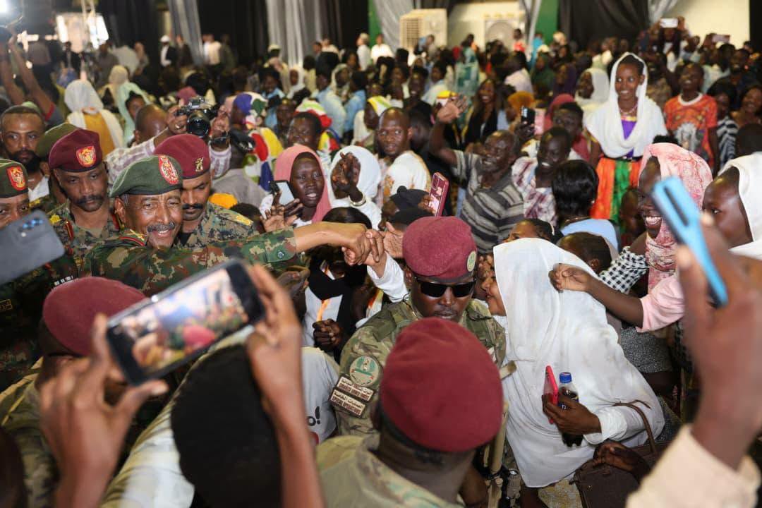 «معاً نصلي من أجل السودان».. البرهان يشارك في احتفال مجلس الكنائس السوداني للصلاة من أجل السلام 1 807673594 2257437135043694 5790602090765189405 n «معاً نصلي من أجل السودان».. البرهان يشارك في احتفال مجلس الكنائس السوداني للصلاة من أجل السلام