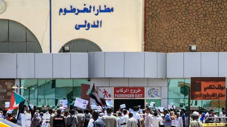 السودان يرفض «الاحتلال الجوي».. وخطة إعادة بناء الطيران تحتاج 60 طائرة و600 طيار واستثمارات بـ10 مليارات دولار 1 الخرطوم الدولي 3 السودان يرفض «الاحتلال الجوي».. وخطة إعادة بناء الطيران تحتاج 60 طائرة و600 طيار واستثمارات بـ10 مليارات دولار