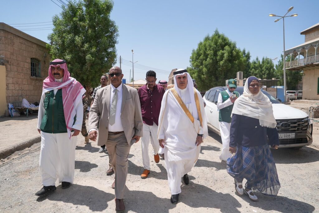مركز الملك سلمان يوسّع حضوره الإنساني في السودان بمشروعات صحية ومائية 3 سفير خادم الحرمين الشريفين لدى الخرطوم يدشن أحد المشروعات الطبية التي ينفذها مركز الملك سلمان للاغاثة بالسودان