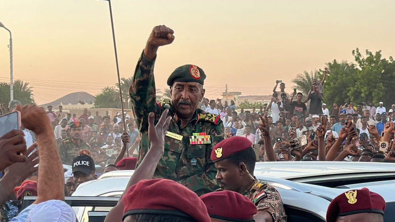 البرهان يشكر مصر.. ويؤكد: المصريون في السودان يحظون بالأمن والرعاية 1 858242532 1719417916181007 5288306820246239718 n البرهان يشكر مصر.. ويؤكد: المصريون في السودان يحظون بالأمن والرعاية