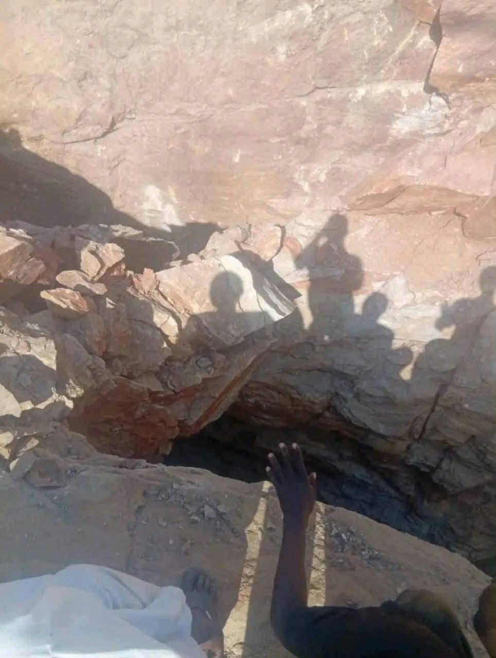 السودان .. وفاة وإصابة 5 معدنين إثر انهيار بئر مهجورة بمنجم الشهداء بالقضارف 1 FB IMG 1792930046392 السودان .. وفاة وإصابة 5 معدنين إثر انهيار بئر مهجورة بمنجم الشهداء بالقضارف