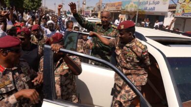 الفريق عبد الفتاح البرهان رئيس مجلس السيادة الانتقالي في السودان تقارير إعلامية سودانية : البرهان يوجه برفع الحظر عن استيراد المنتجات الغذائية في السودان دون رسوم جمركية