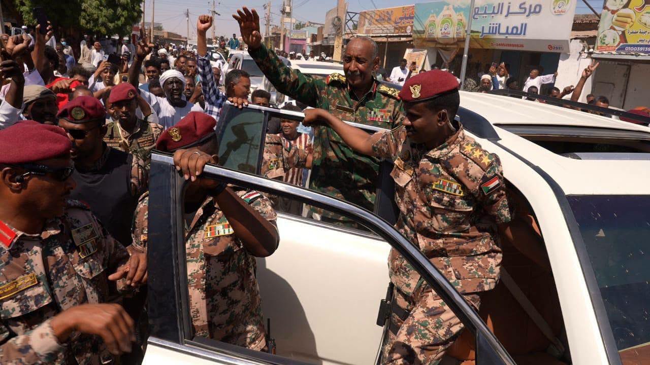 تقارير إعلامية سودانية : البرهان يوجه برفع الحظر عن استيراد المنتجات الغذائية في السودان دون رسوم جمركية 1 الفريق عبد الفتاح البرهان رئيس مجلس السيادة الانتقالي في السودان تقارير إعلامية سودانية : البرهان يوجه برفع الحظر عن استيراد المنتجات الغذائية في السودان دون رسوم جمركية